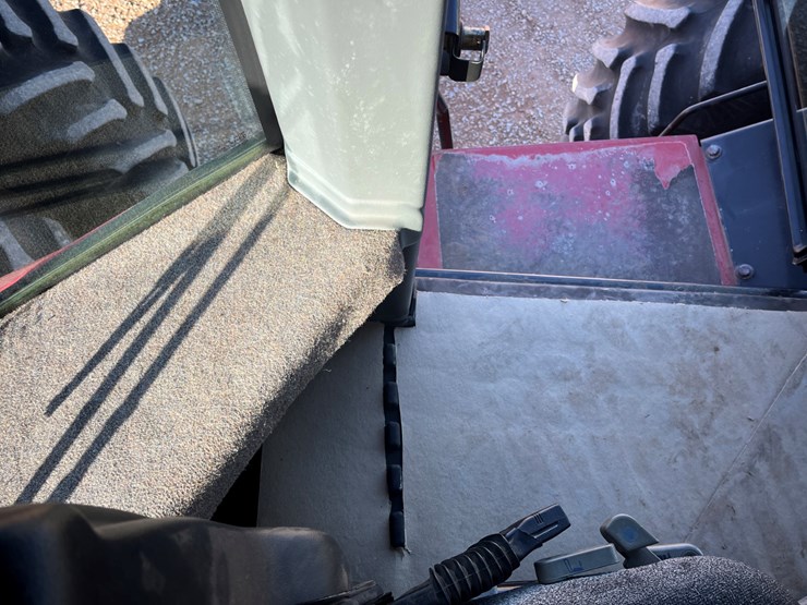 2004-versatile-2360-image-27