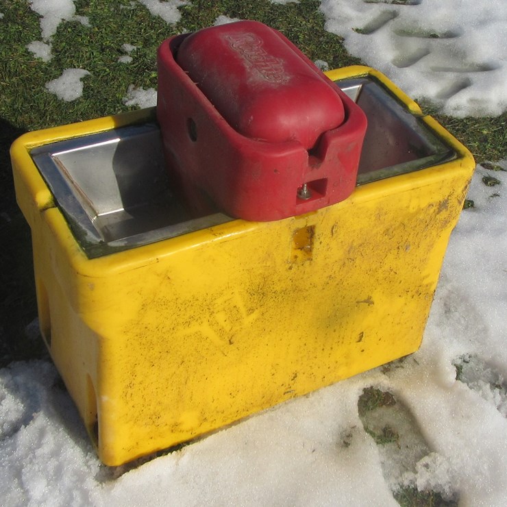 #8966 • Ritchie 2 Sided Waterer