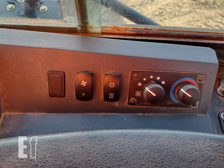 2021-deere-650k-lgp-image-12