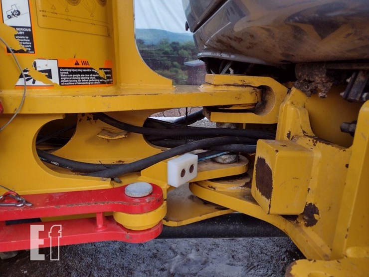 2021-deere-304l-image-23