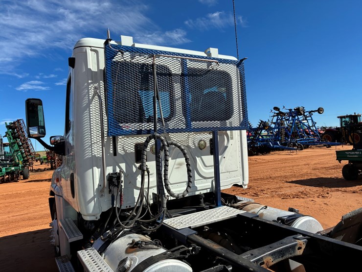 #t8415-•-freightliner-truck-image-7