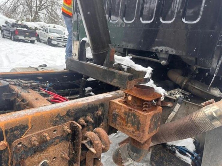 2018-freightliner-114sd-image-15