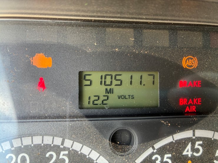 #t8415-•-freightliner-truck-image-15