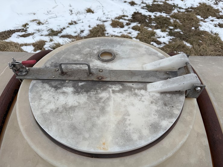 #1015-•-1600-gal-poly-tank-image-7