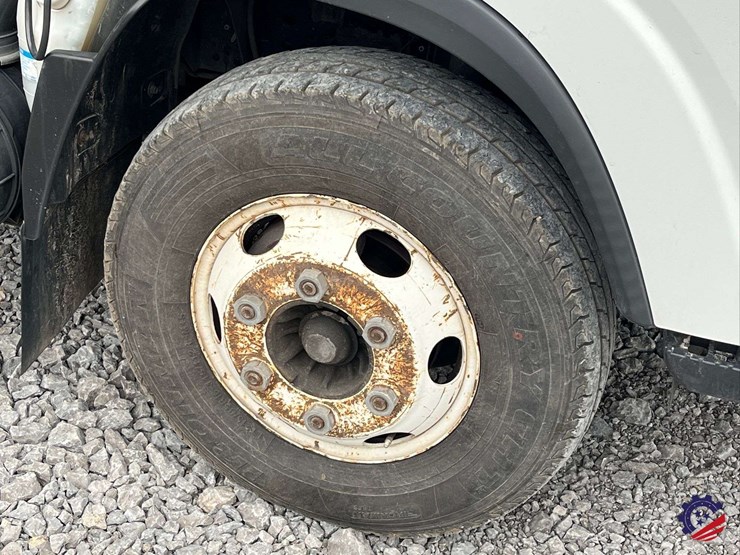 2019-isuzu-npr-image-10