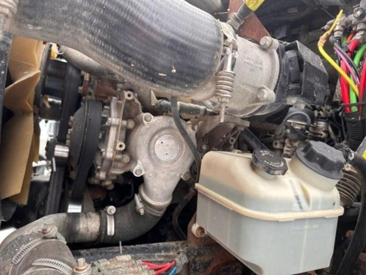 2018-freightliner-114sd-image-16