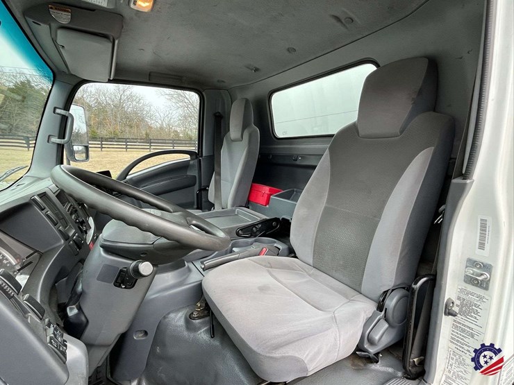 2019-isuzu-npr-image-61