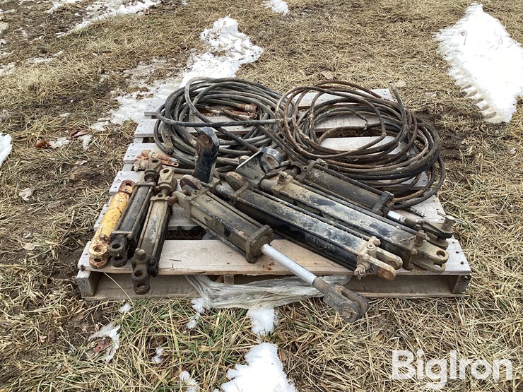 hydraulic-cylinders-and-hoses-image-2