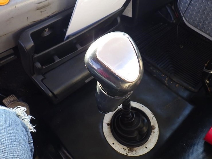 1999-freightliner-fl112-image-34