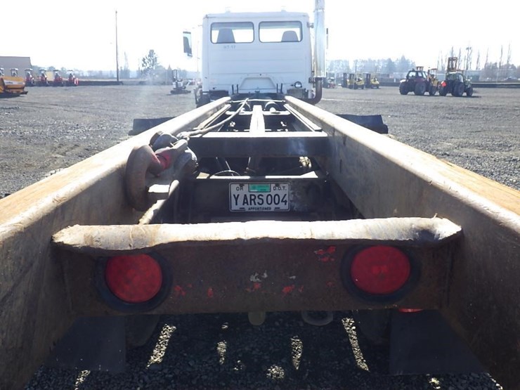 1999-freightliner-fl112-image-9