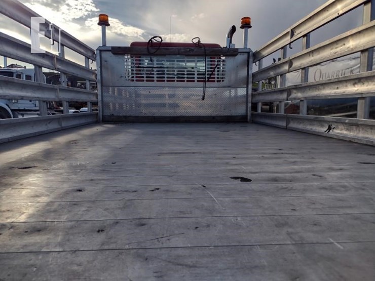 peterbilt-330-image-32