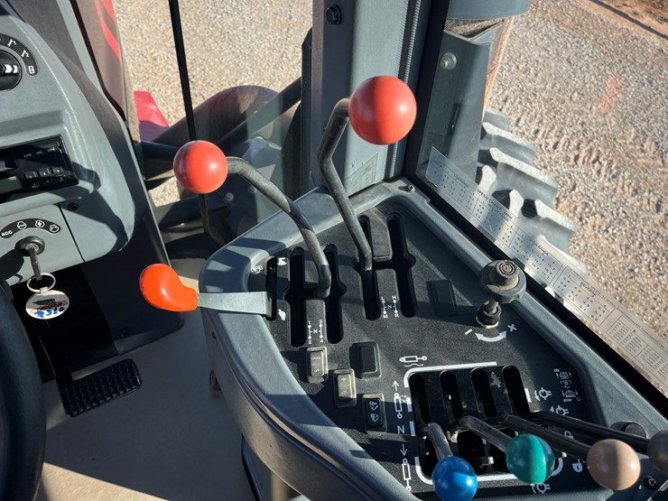 2004-versatile-2360-image-26