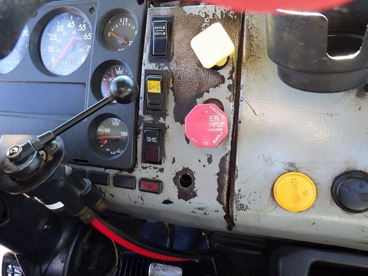 1999-freightliner-fl112-image-31