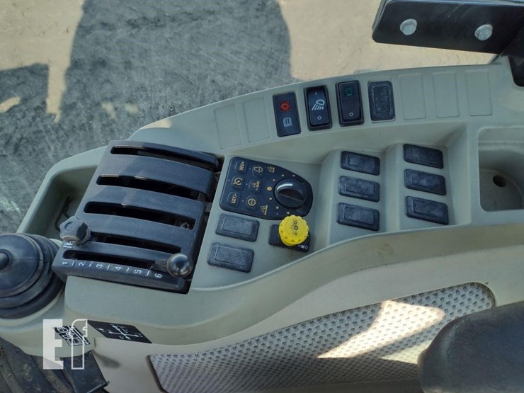 2017-john-deere-4052r-image-10