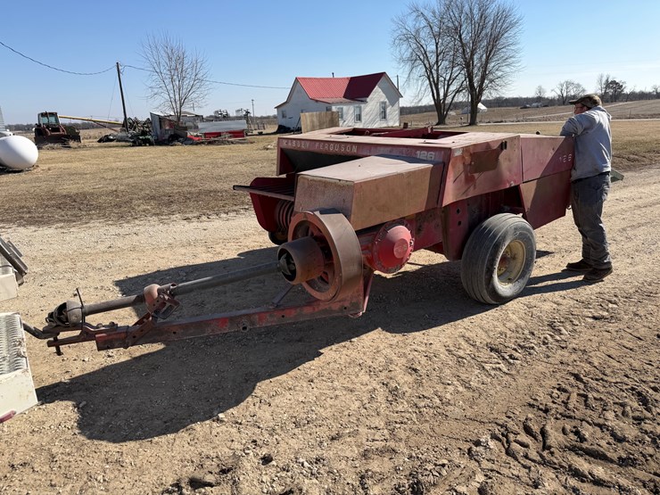 massey-ferguson-126-image-1