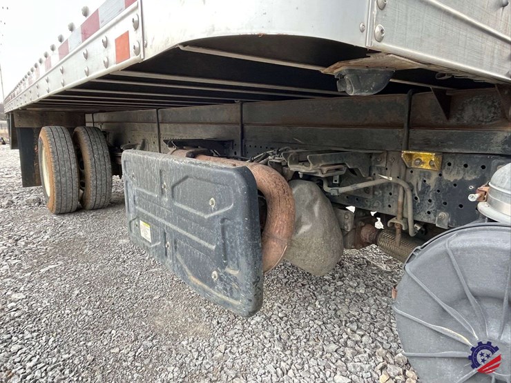 2019-isuzu-npr-image-34