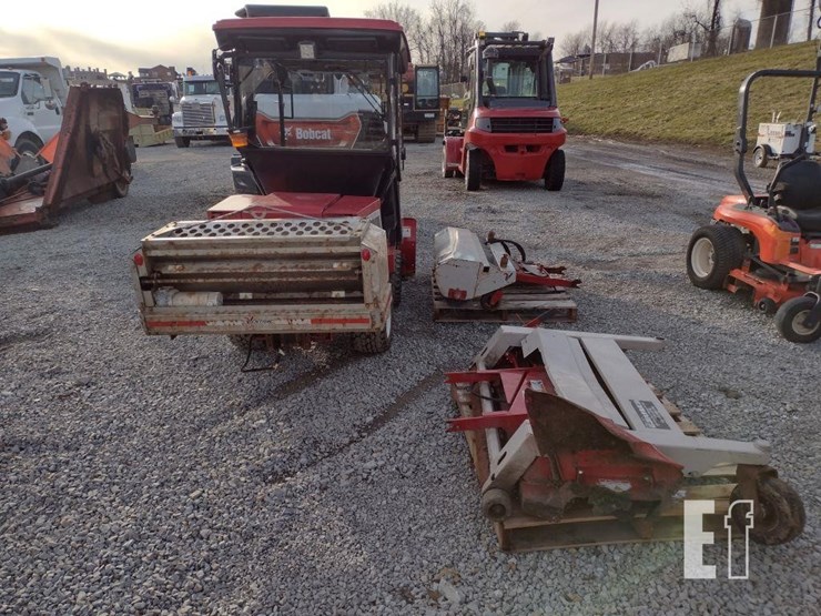 ventrac-3400l-lawn-mower-w/blade-&-broom-image-4