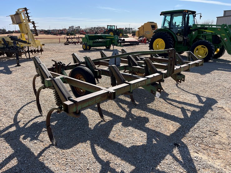 #t15179-•-john-deere-chisel-plow-image-3