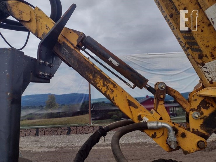 2002-massey-ferguson-4233-image-25