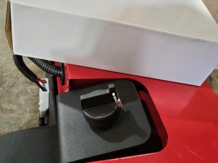 #150-•-motorized-pallet-jack-image-4