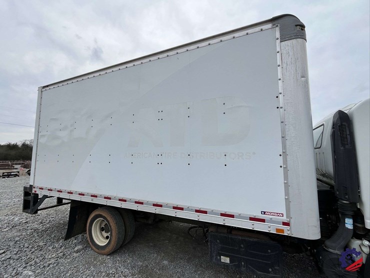 2019-isuzu-npr-image-33