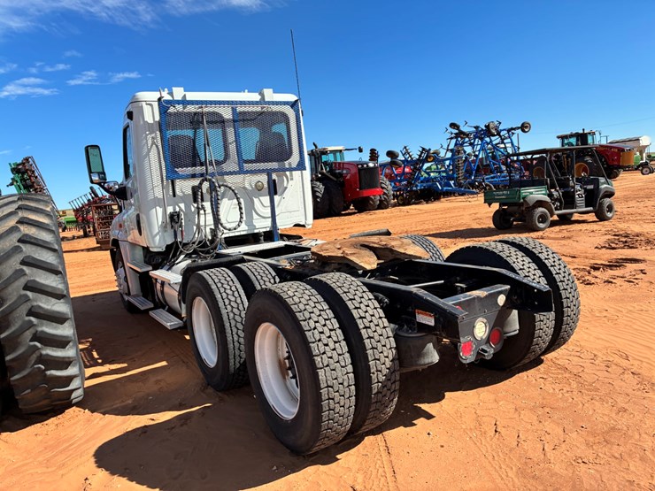 #t8415-•-freightliner-truck-image-5