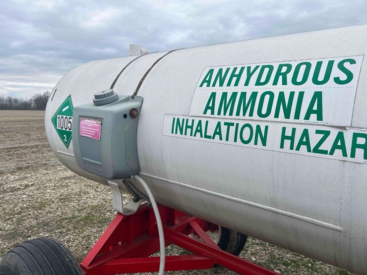1000-gal.-nh3-tank-on-gear-#81-sells-offsite-image-6