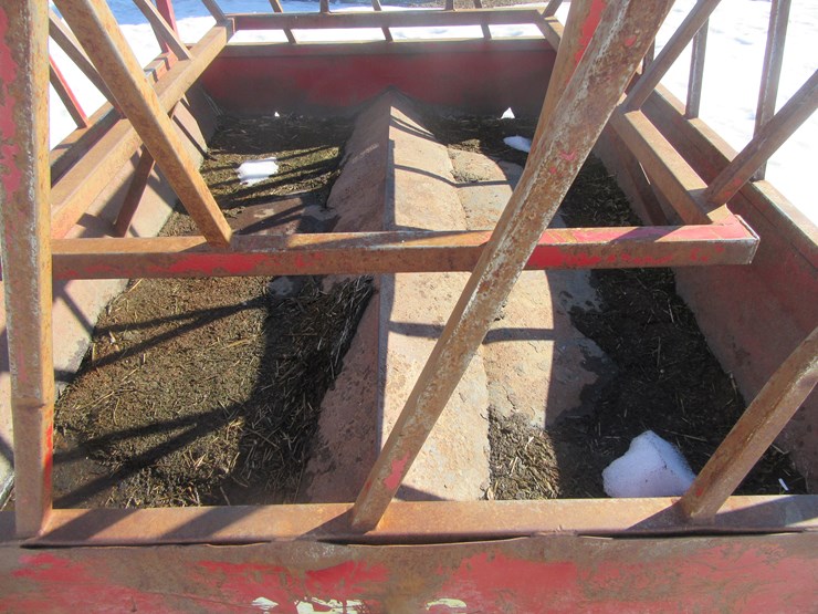 #8971-•-pmc-500-round-bale-feeder-image-4