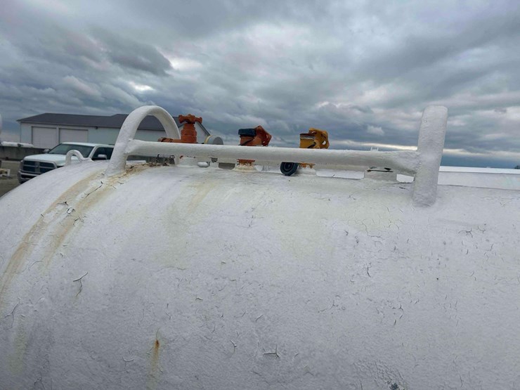 1000-gal.-nh3-tank-on-gear-#101-sells-offsite-image-11