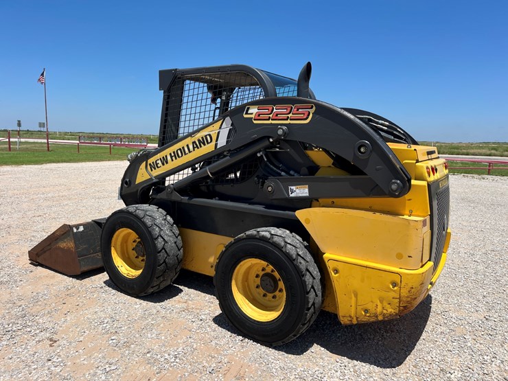2014-new-holland-l225-image-9