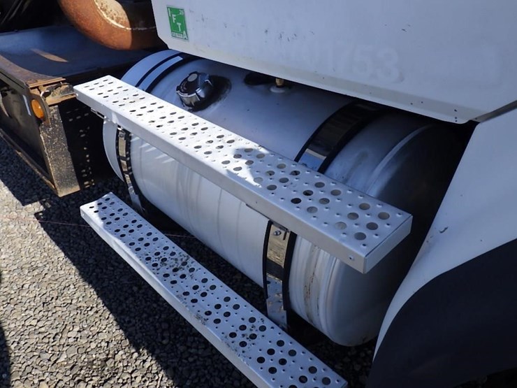 1999-freightliner-fl112-image-15