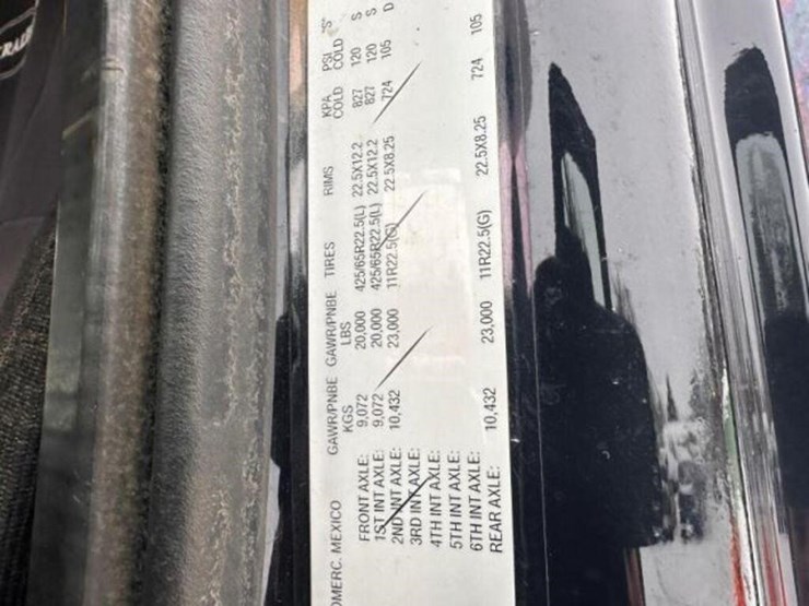 2018-freightliner-114sd-image-30