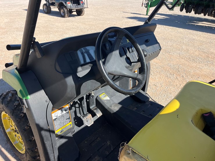 2021-john-deere-gator-image-10