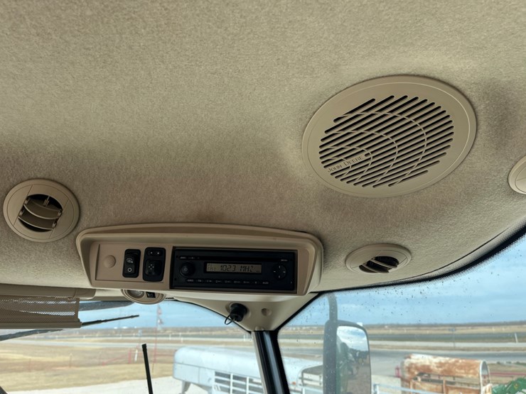 2013-john-deere-s670-image-42