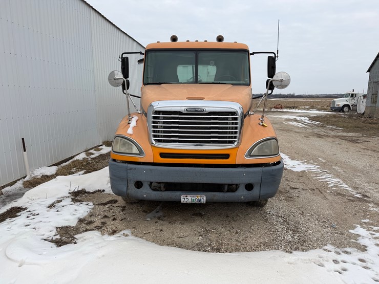 #1031-•-frieghtliner-conventional-image-2