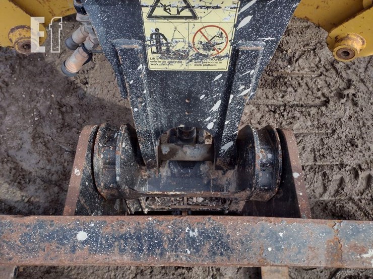 2019-caterpillar-tl1055d-image-15