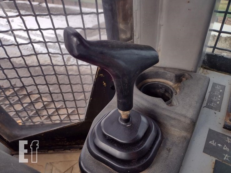 2005-caterpillar-d4g-xl-image-11