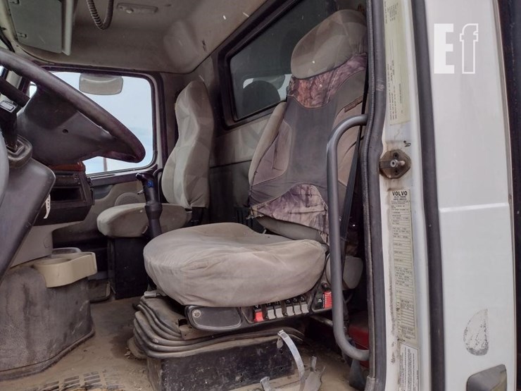 12-volvo-vhd-dump-truck^title^-image-16