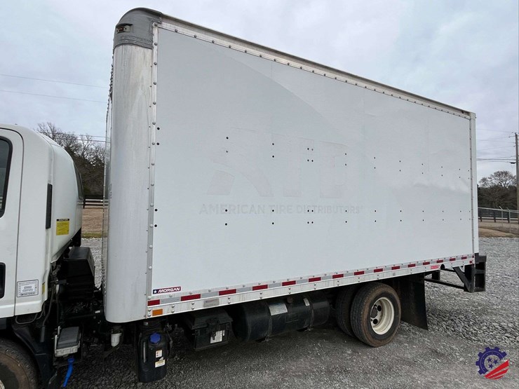 2019-isuzu-npr-image-19