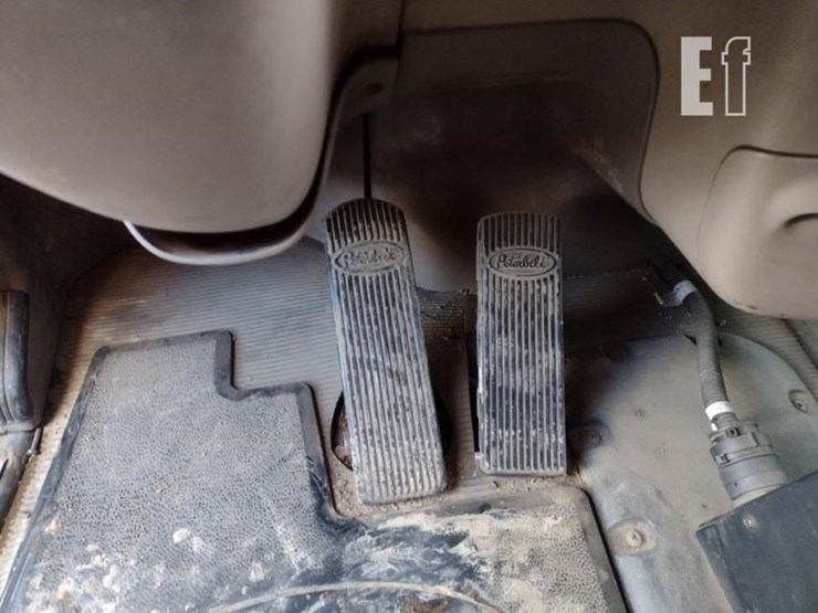 2008-peterbilt-365-image-10