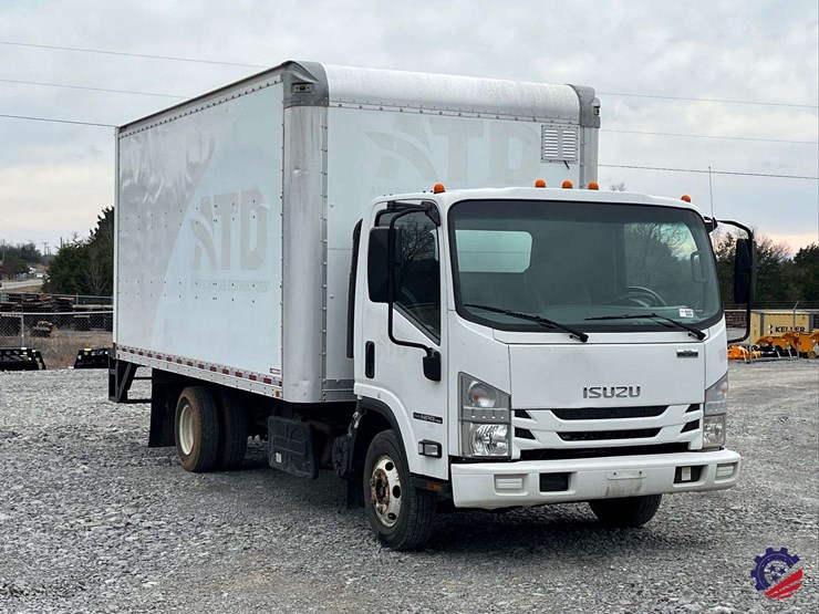 2019-isuzu-npr-image-11