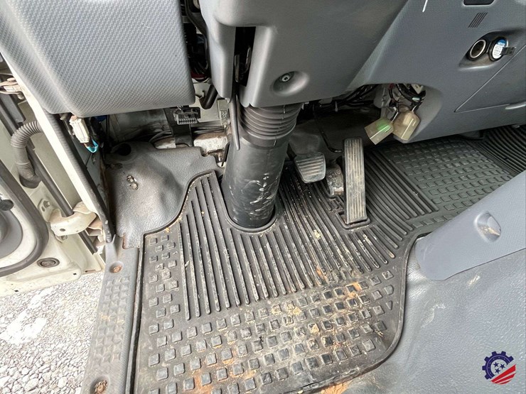 2019-isuzu-npr-image-63