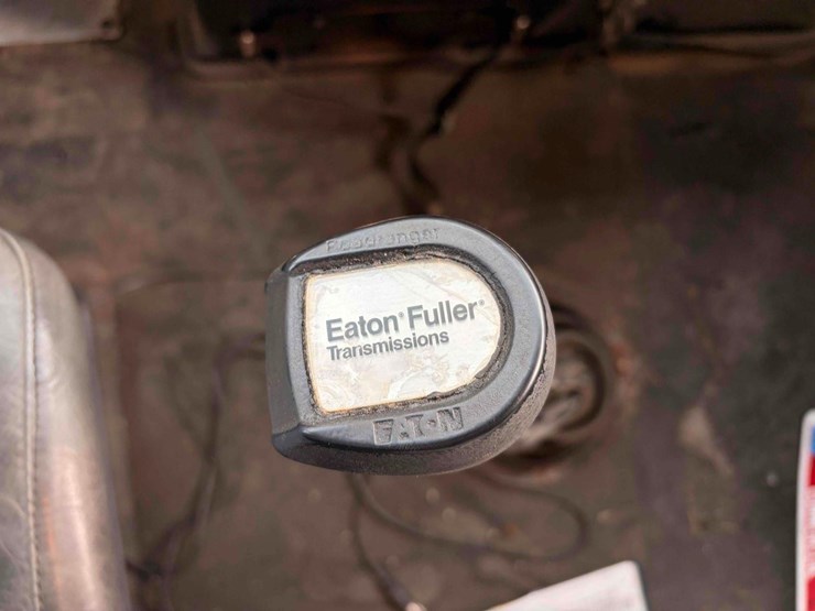 1994-volvo-truck-tractor-image-28