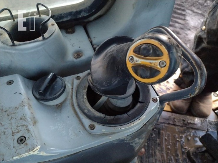 2004-komatsu-d65ex-15-image-11