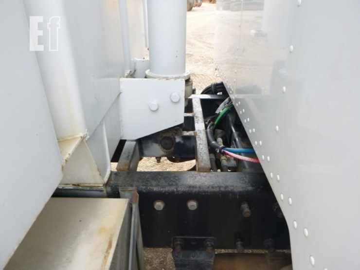 2000-peterbilt-330-image-31