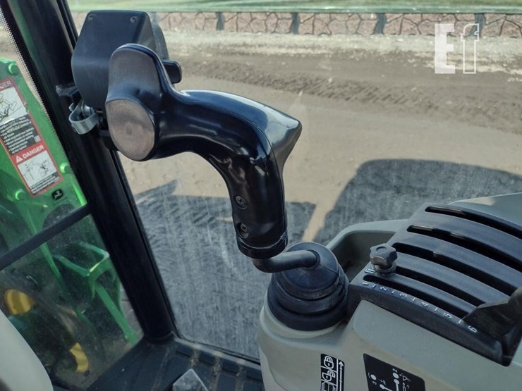 2017-john-deere-4052r-image-9