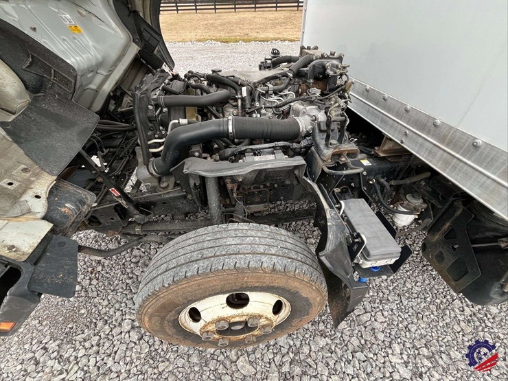 2019-isuzu-npr-image-44