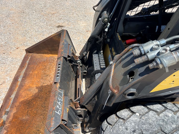 2014-new-holland-l225-image-3