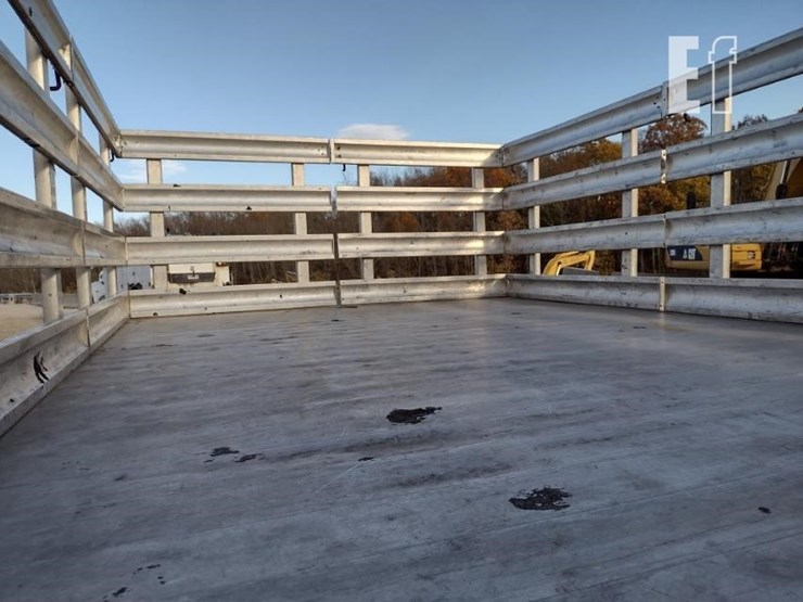 peterbilt-330-image-33