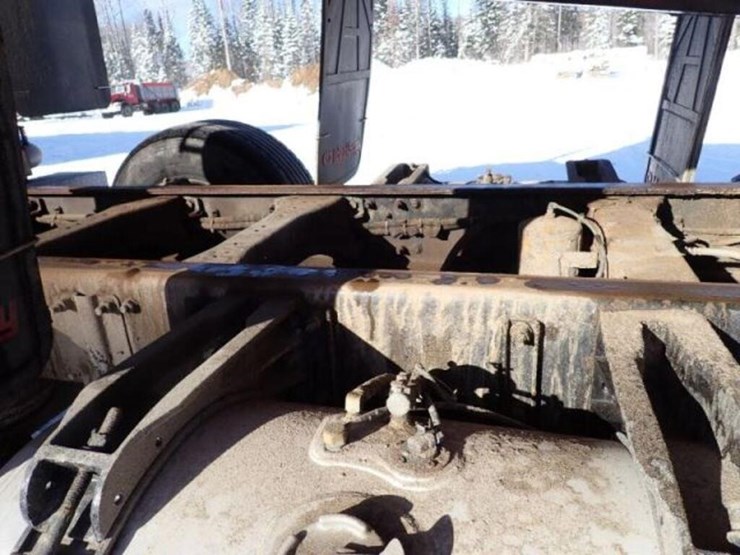 2016-peterbilt-567-image-48